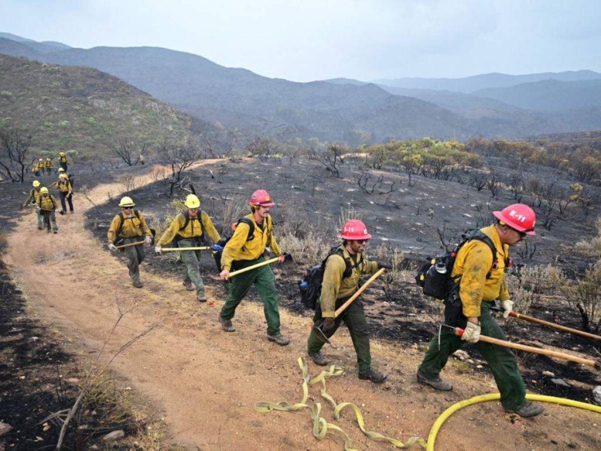 Poderoso incendio forestal se propaga al centro de California