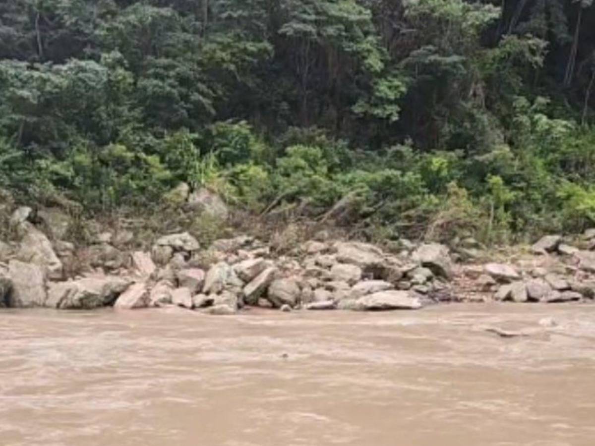 Intentó cruzar una quebrada con su mototaxi y fue arrastrado por la corriente hasta otro país