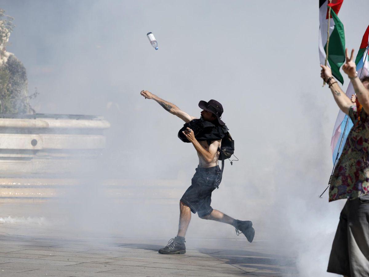 Manifestaciones en Francia: 200 detenidos y bloqueos en autopistas y trenes