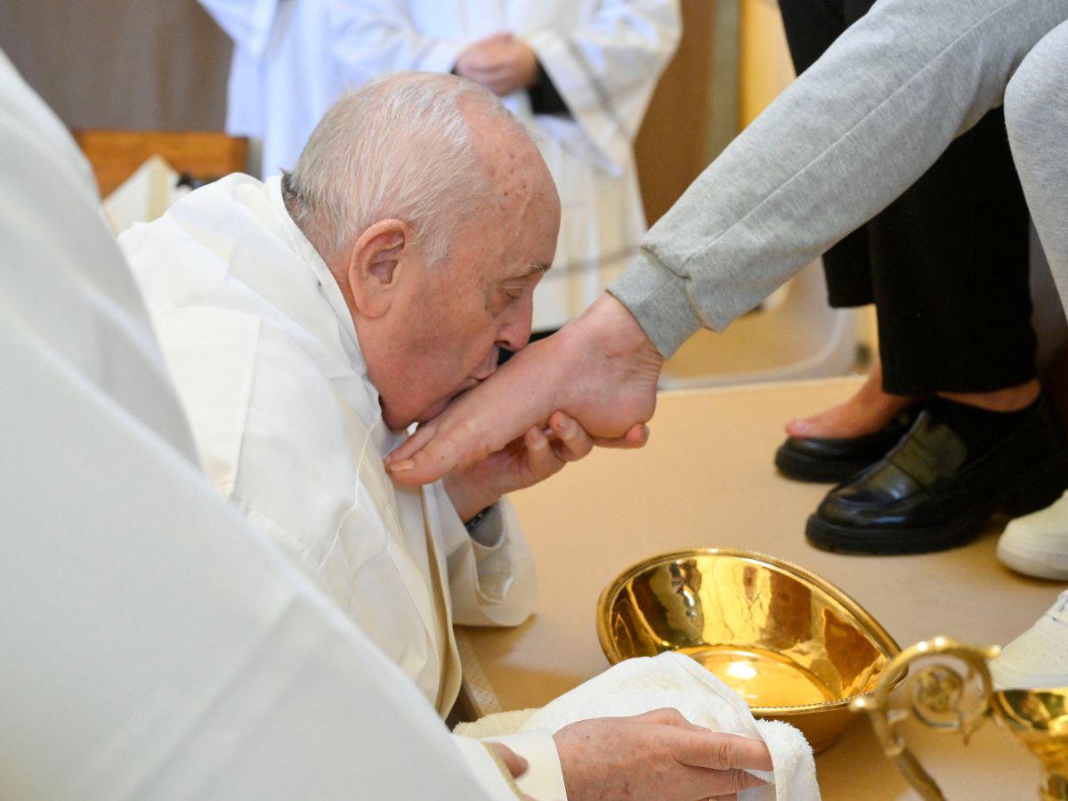 El papa Francisco durante los actos del Jueves Santo, lavando los pies de los fieles.