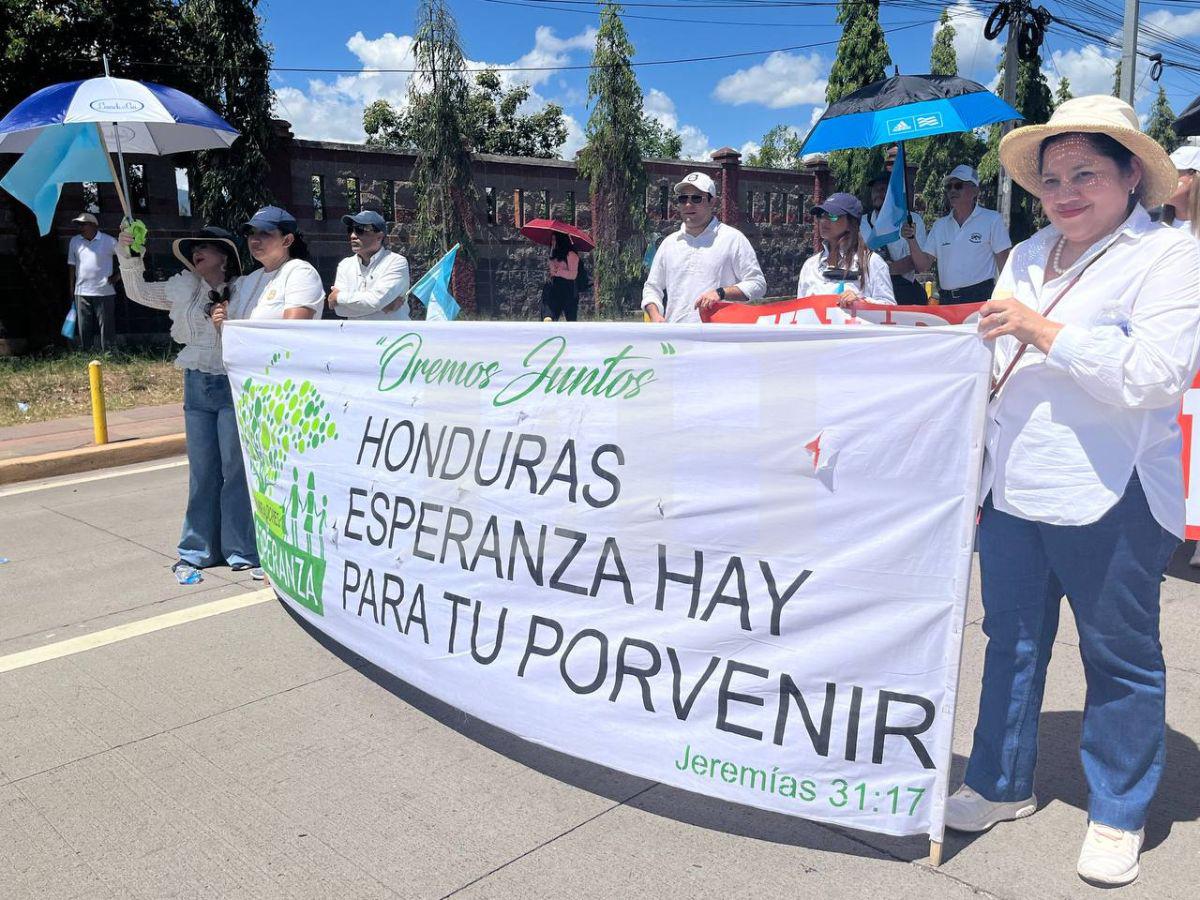 Sin banderas políticas: versículos y enormes pancartas, en la caminata de iglesias en Tegucigalpa