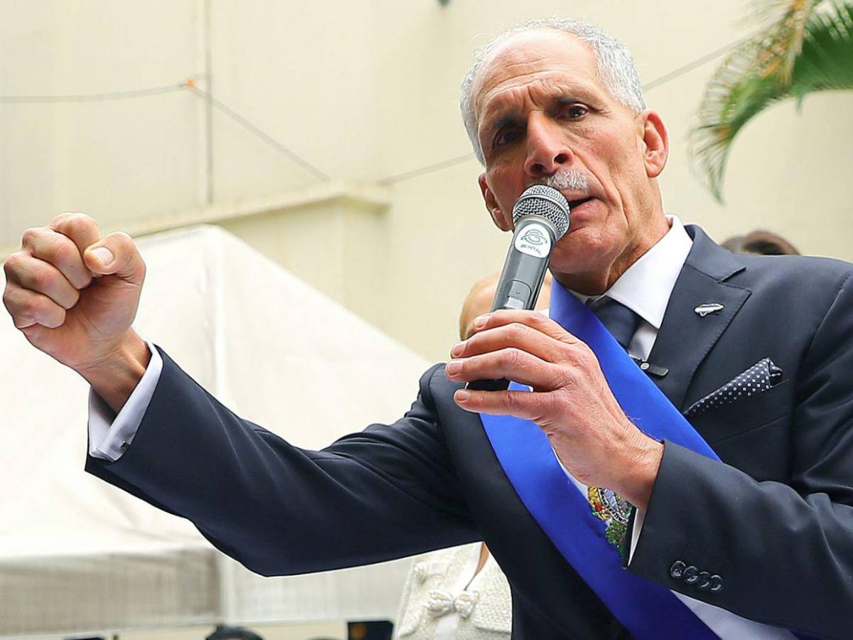 ¿Quién le impuso la banda presidencial a Nasry Asfura en su toma de posesión?