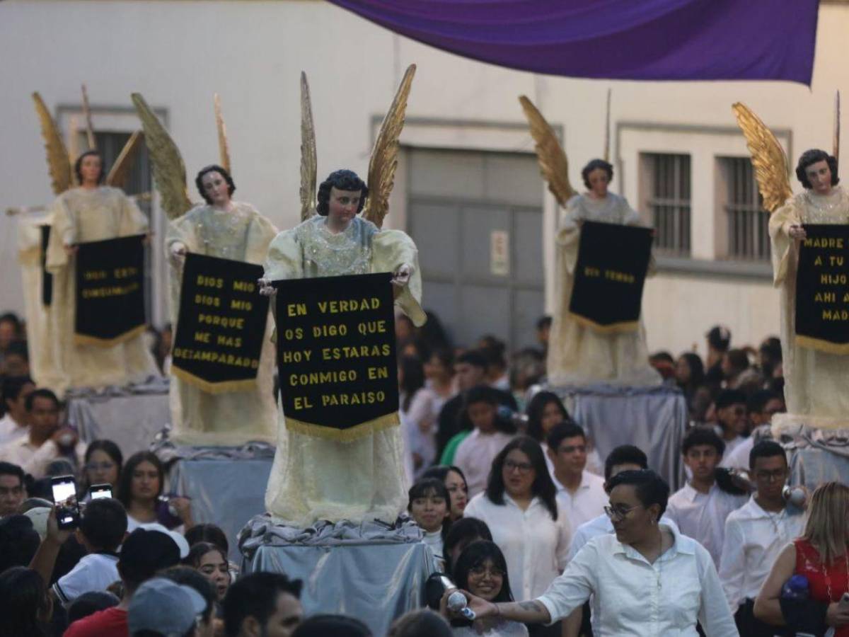 Así se desarrolló la solemne procesión del Santo Entierro en la capital