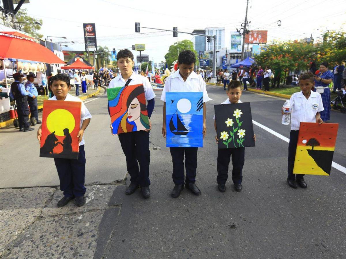 ¡Orgullo y fervor! Escuelas desfilan honrando a la patria en SPS