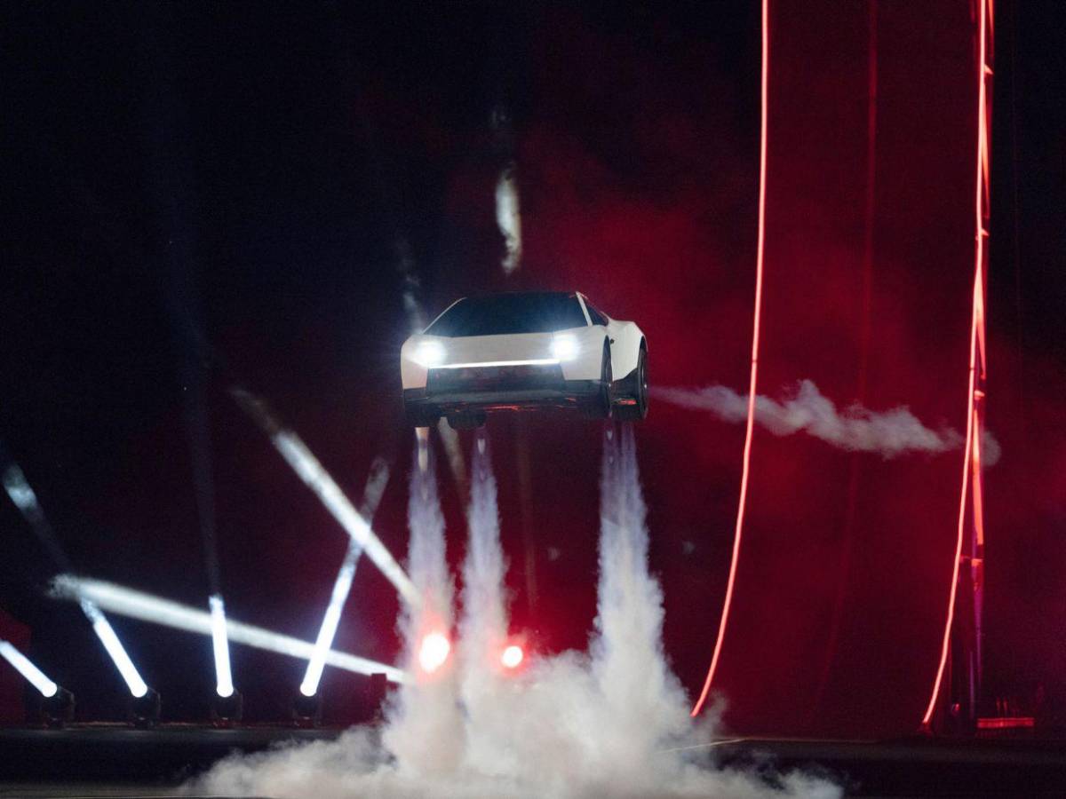 Parece sacado de “Volver al futuro”: así funciona el nuevo Tesla de Elon Musk