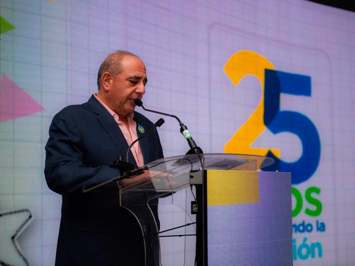 Camilo Atala, Presidente ejecutivo de Grupo Financiero Ficohsa y Director de Fundación Ficohsa, dando unas palabras conmemorativas a los 25 años de fomentar la educación y desarrollo del país.