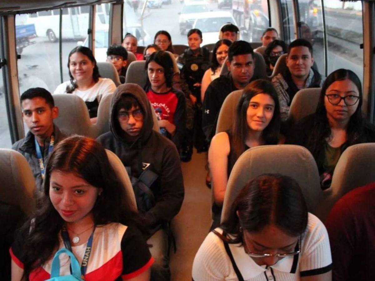 Con forma 003 en mano y carnet: estudiantes abordan buses de la UNAH