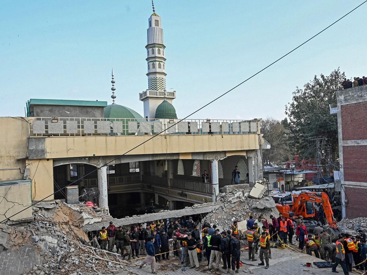 “Gritaban pidiendo ayuda”: atentado en mezquita de Pakistán deja al menos 61 muertos