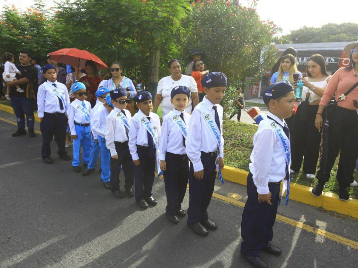 ¡Orgullo y fervor! Escuelas desfilan honrando a la patria en SPS