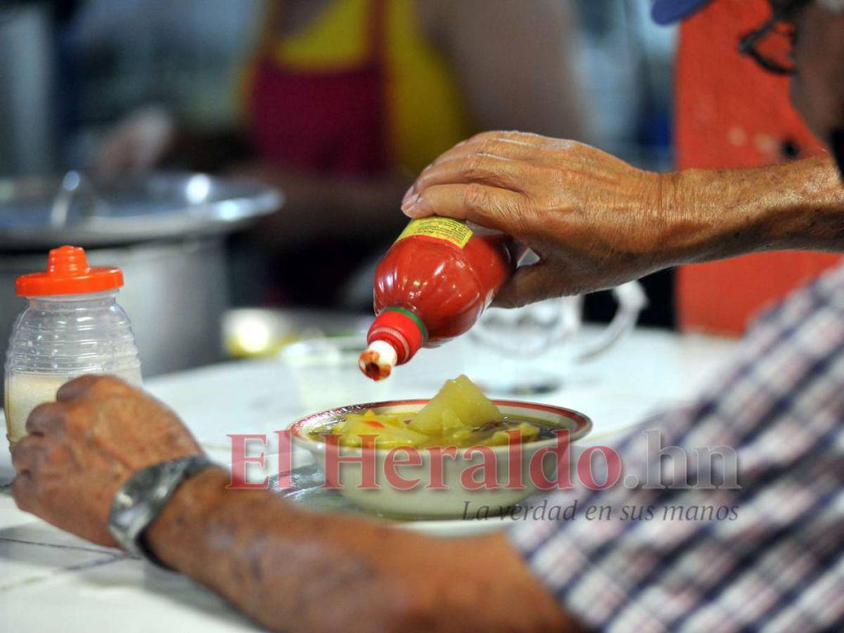 El negocio de don Eduardo Molina es uno de los más destacados en el mercado Jacaleapa. Las sopas se acompañan con chile y limón.