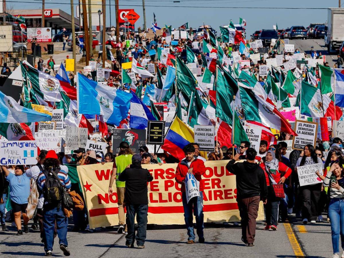 Miles de migrantes protestan contra redadas y deportaciones de Donald Trump