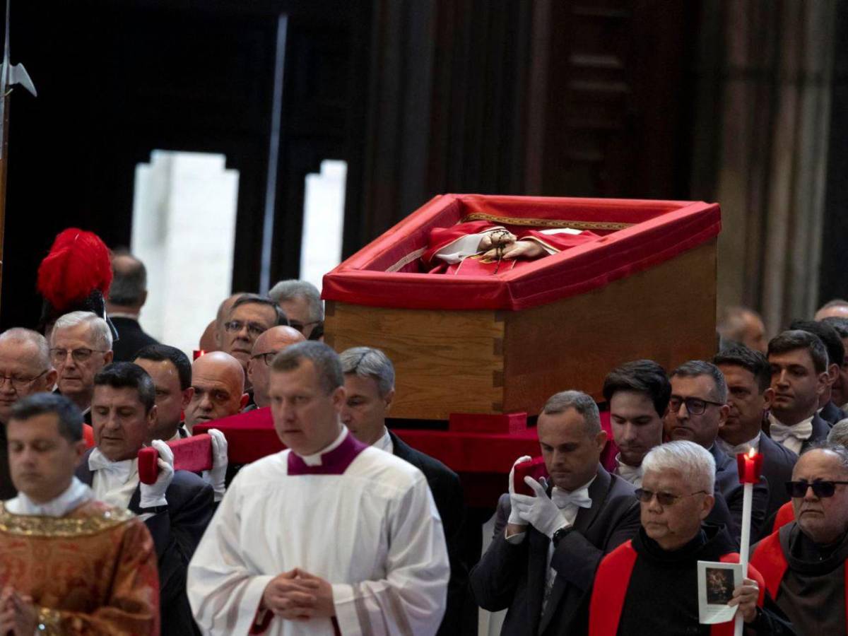 Monedas y velo blanco: los ritos en el cierre del ataúd del papa Francisco Monedas y velo blanco: los ritos en el cierre del ataúd del papa Francisco