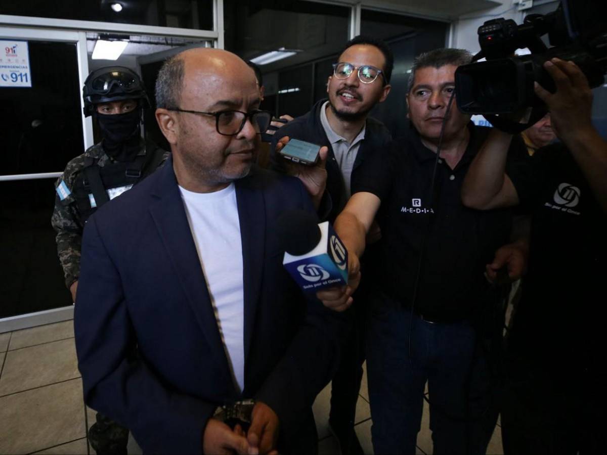 Saludando y sin brindar declaraciones, así llegó Juan Carlos Canales a los Juzgados