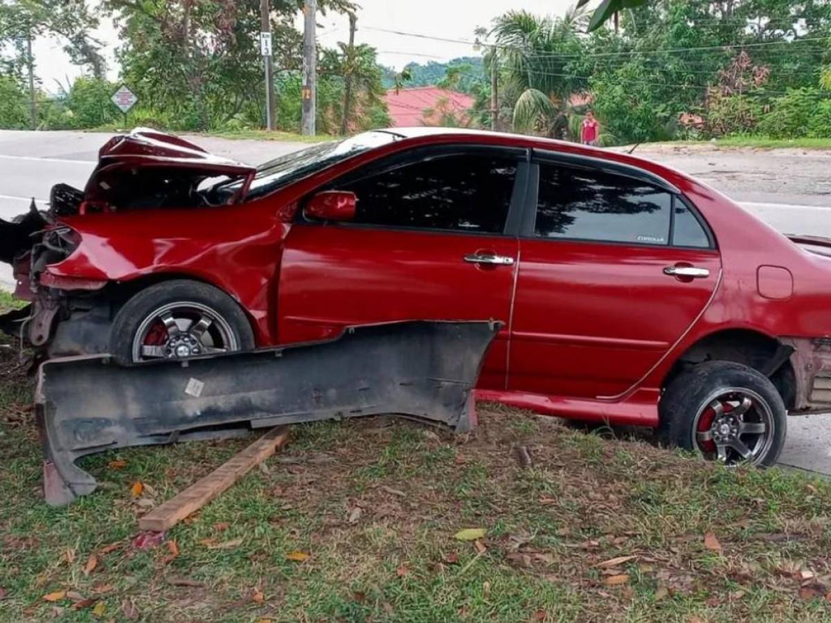 Vehículo se estrella contra un árbol y deja tres personas heridas en Cortés