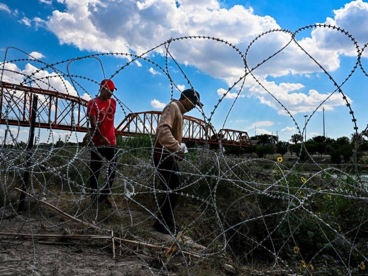 Gobernador de Texas desafía al gobierno federal y autoriza a la policía a devolver migrantes a la frontera