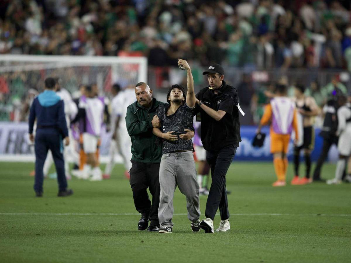 No se vio en TV: Peleas en las gradas del Honduras vs México e intrusos en la cancha