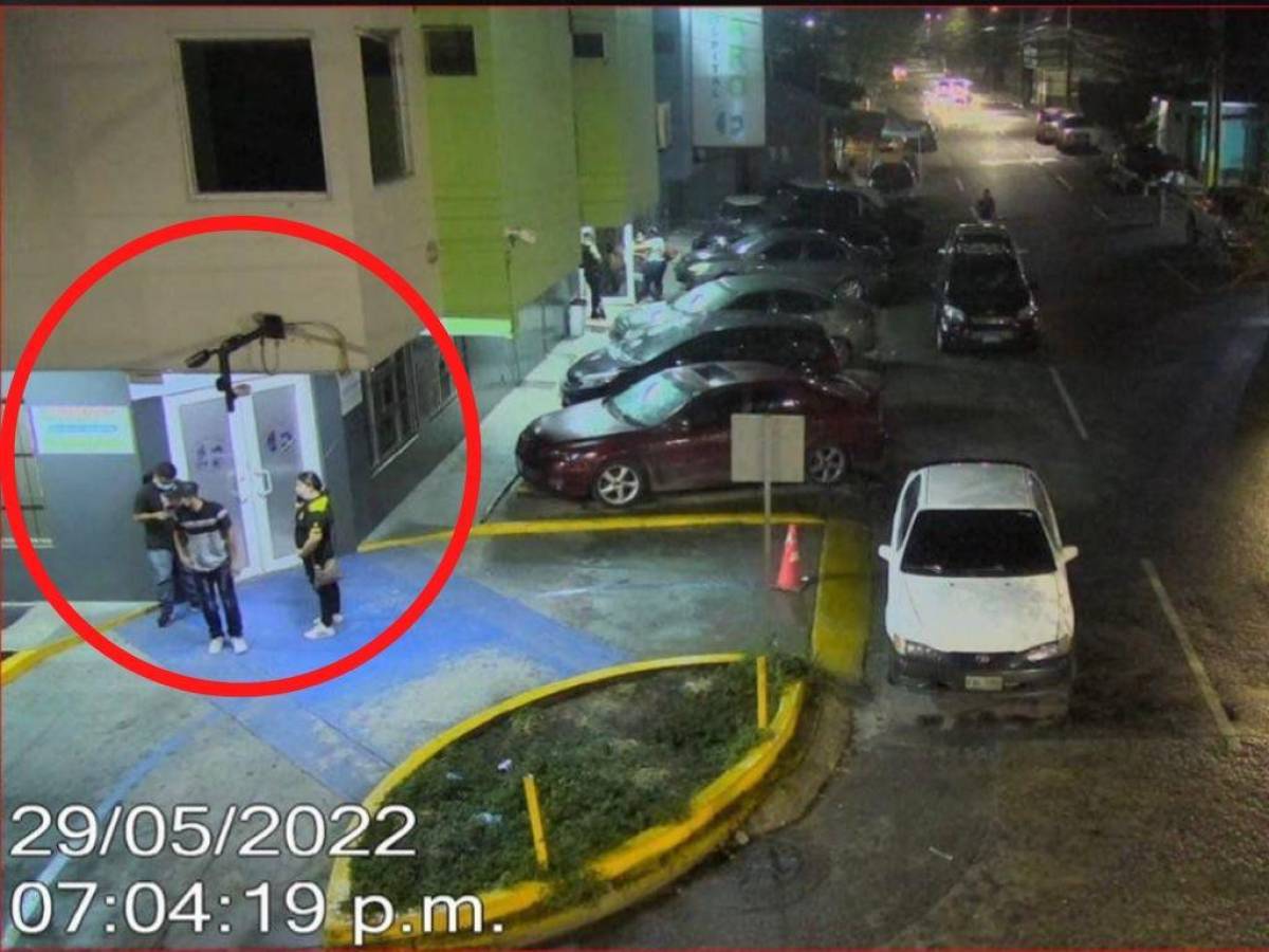 Agresor de la subinspectora fue visto por última vez a las 7:04 de la noche del domingo