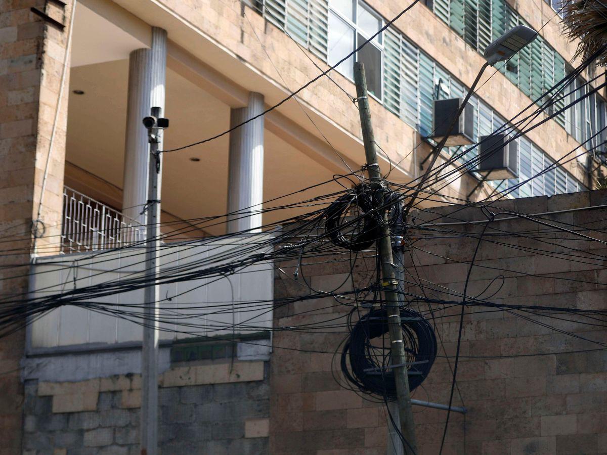 Contaminación visual y temor en los capitalinos ante el posible colapso de los postes por el sobrepeso generan las marañas de cables.