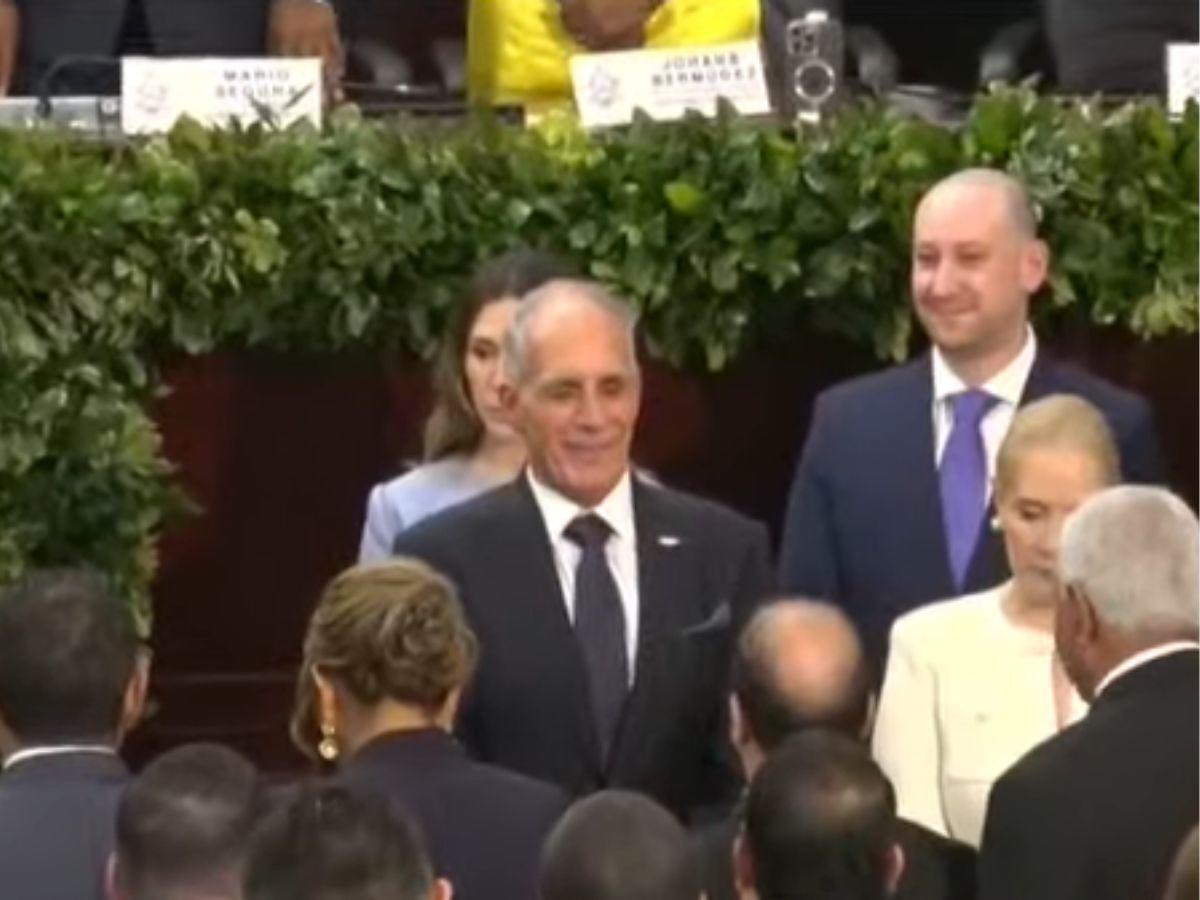 Del brazo de su esposa: el momento en que Nasry Asfura ingresó al Congreso Nacional