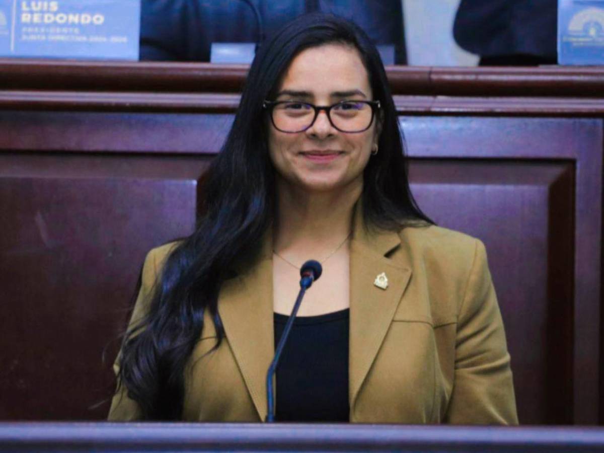 Isis Cuéllar sigue repartiendo dinero tras escándalo con Sedesol; dio L20 mil para un carwash