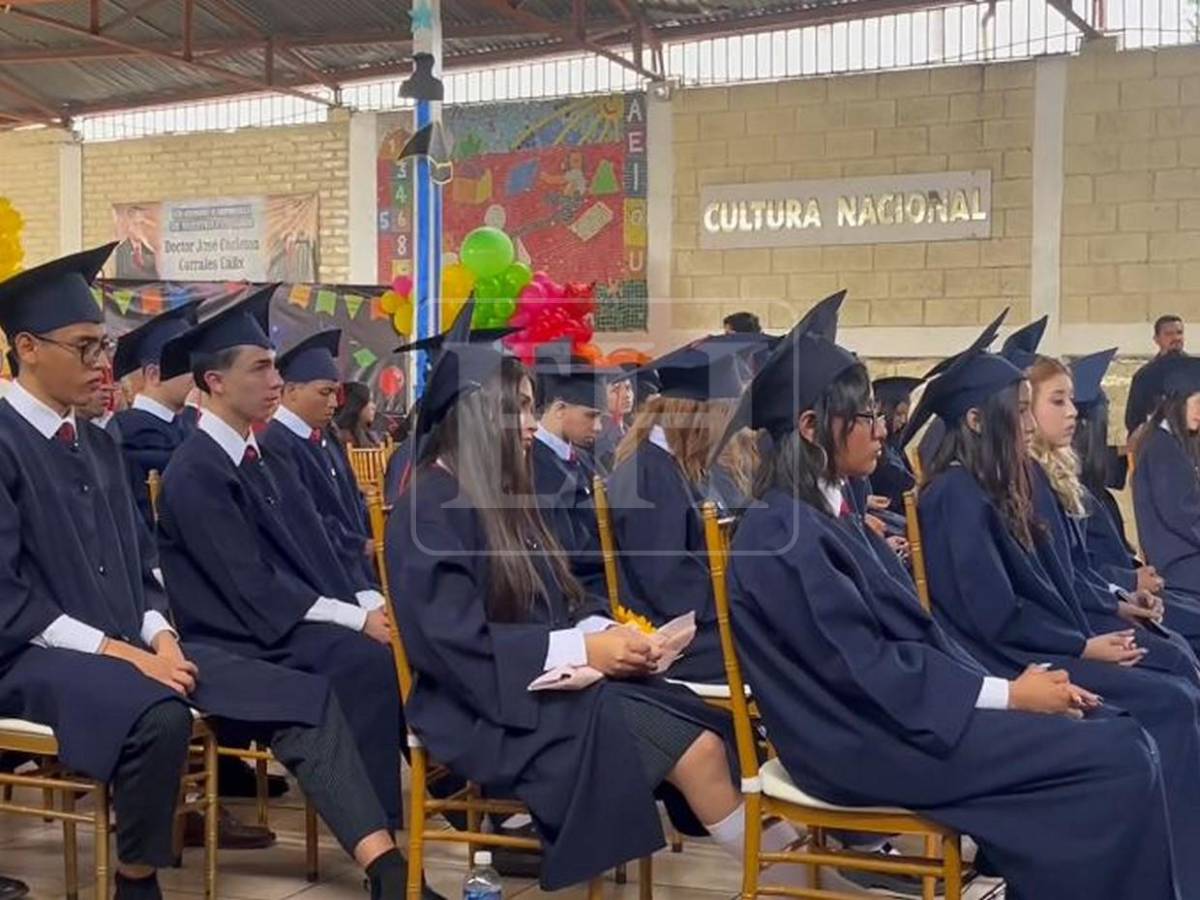 Sueño cumplido: entregan título a padres de Emily Torres, estudiante del Cultura Nacional School