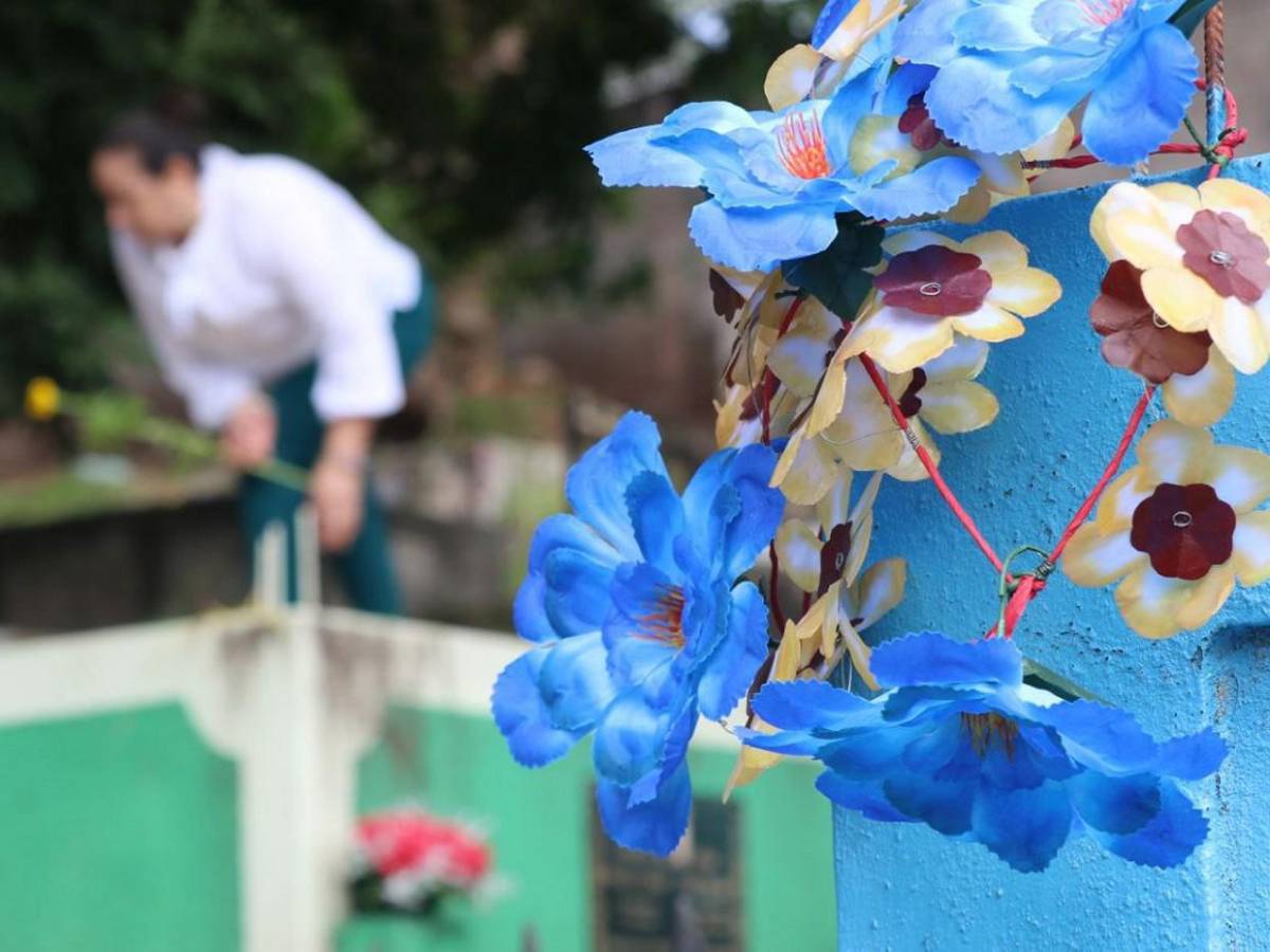 Flores y recuerdos: capitalinos coronan a sus difuntos en el Cementerio General