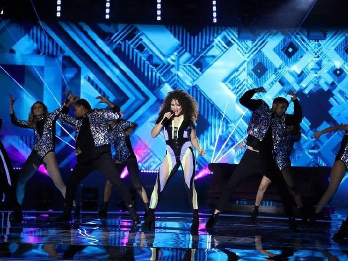 Cesia Sáenz encanta con su voz, aunque critican su baile