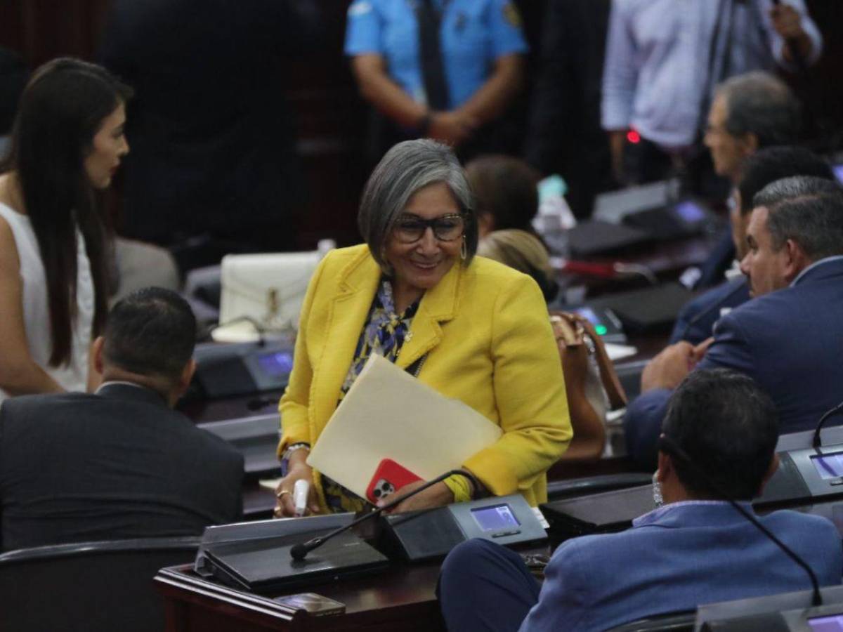 Diputados liberales abandonan el Congreso tras ataques contra Salvador Nasralla