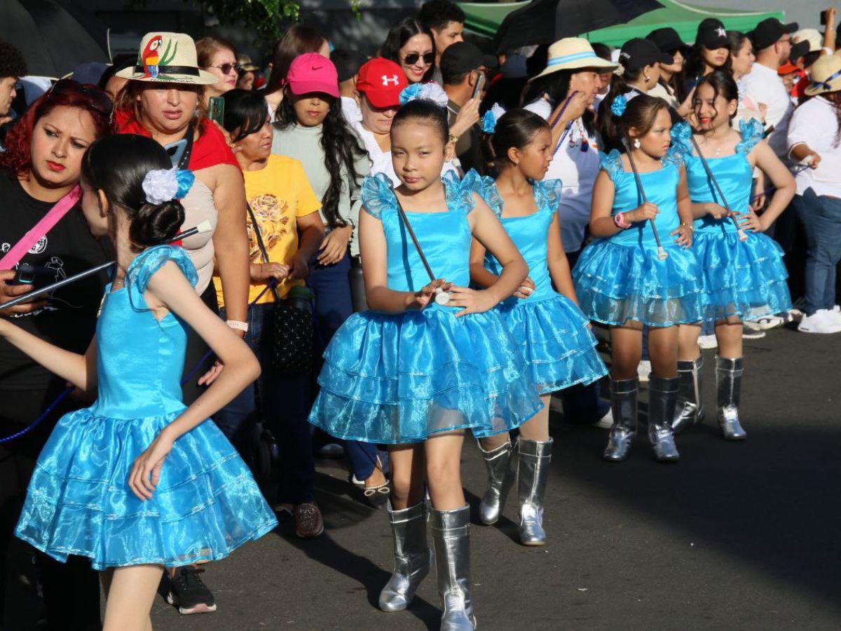 Palillonas y pomponeras: las pequeñas protagonistas en los 204 años de independencia