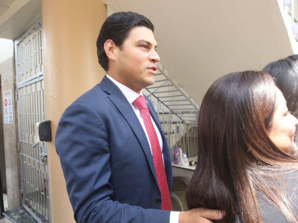 Marlon Ochoa comparece ante la comisión especial del Congreso Nacional Marlon Ochoa comparece ante la comisión especial del Congreso Nacional