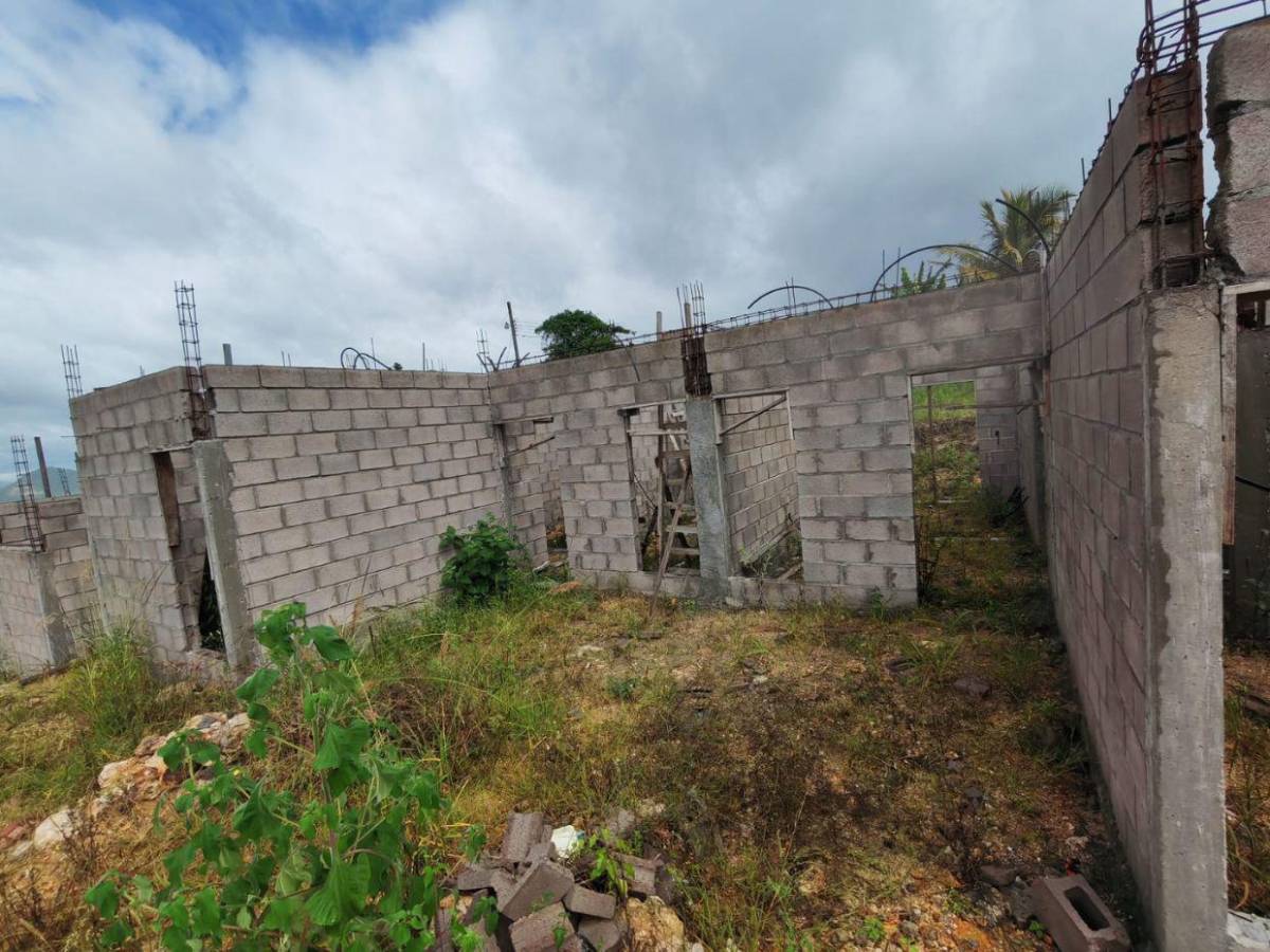 Maleza y abandono rodean el proyecto Villa Solidaridad en el Distrito Central
