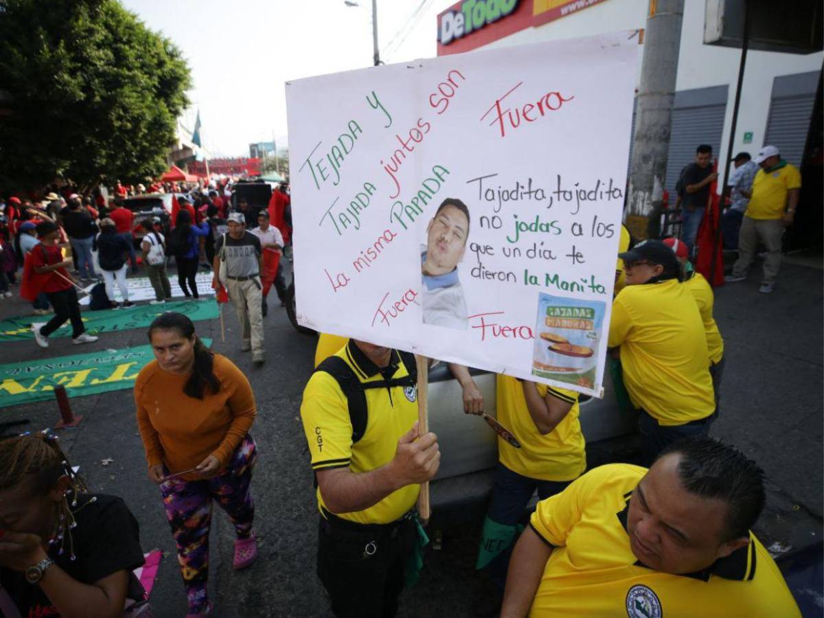 Stenee denuncia con pancartas violación a sus derechos en Día del Trabajador