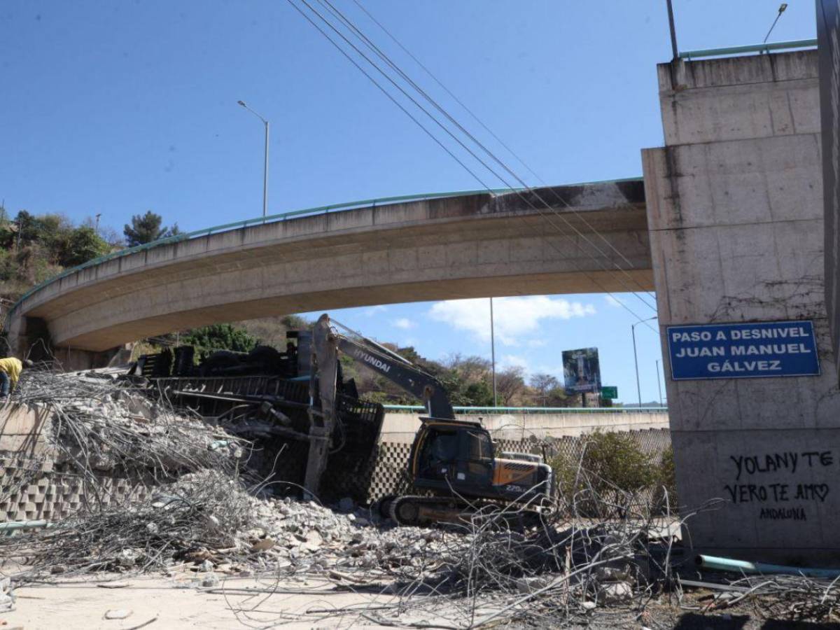 Así avanza la demolición de la rampa del puente Juan Manuel Gálvez tras colapsar