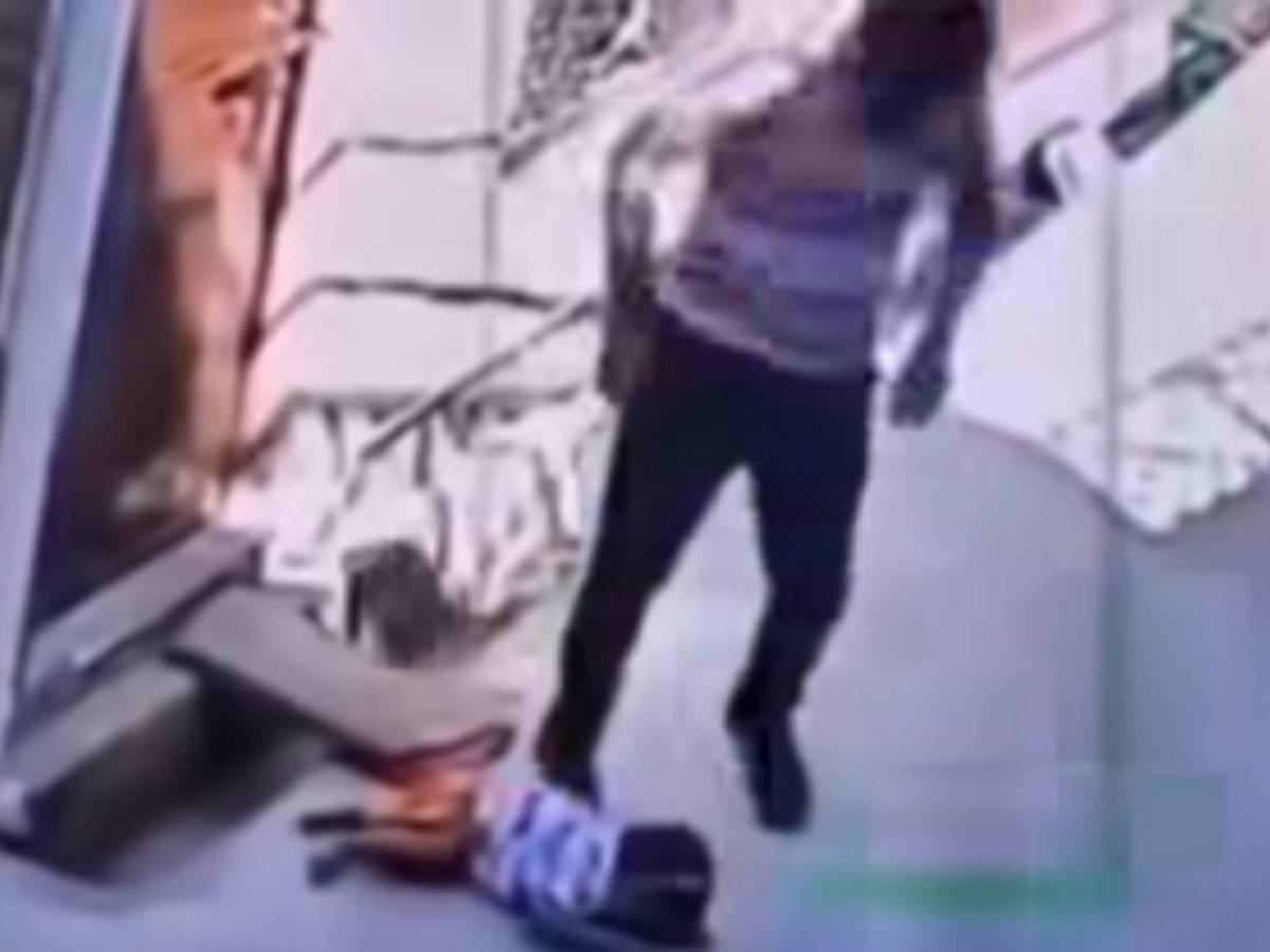 Lo azotó ocho veces contra el suelo: hombre mató a un bebé en India tras rechazo de la madre