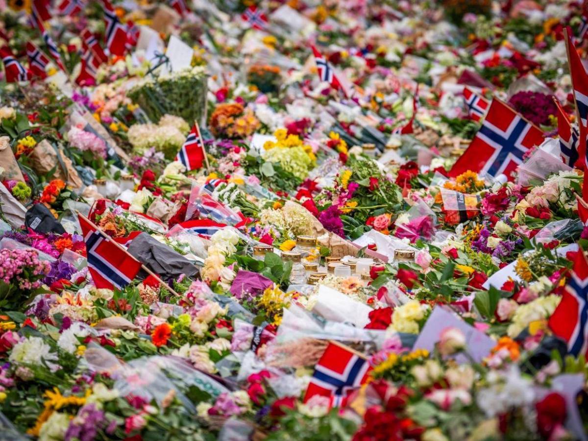 Flores, velas y cartas: con tristeza, Noruega despide al rey Harald V, “el abuelo de todos”