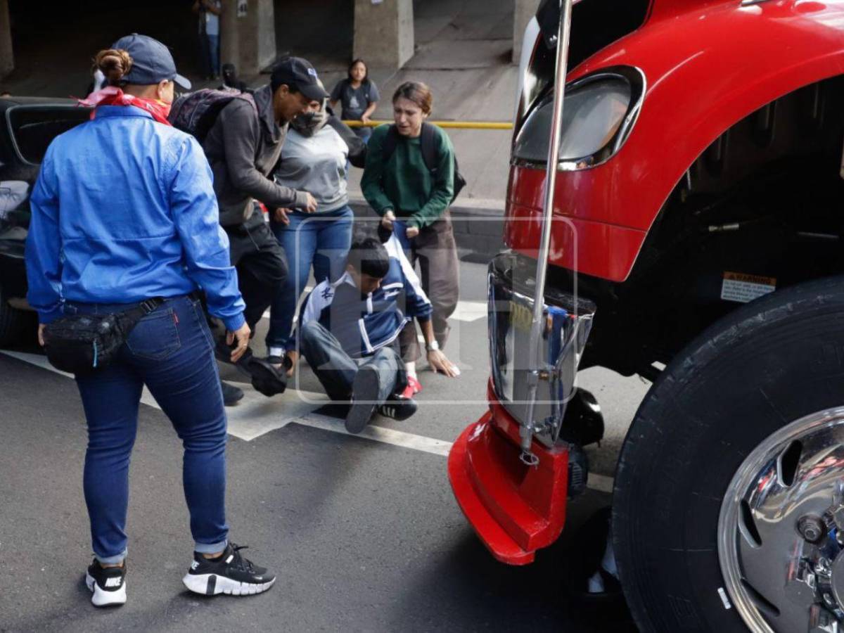 En fotos: con puñetazos y patadas, militantes de Libre atacan a motociclista cerca del CLE