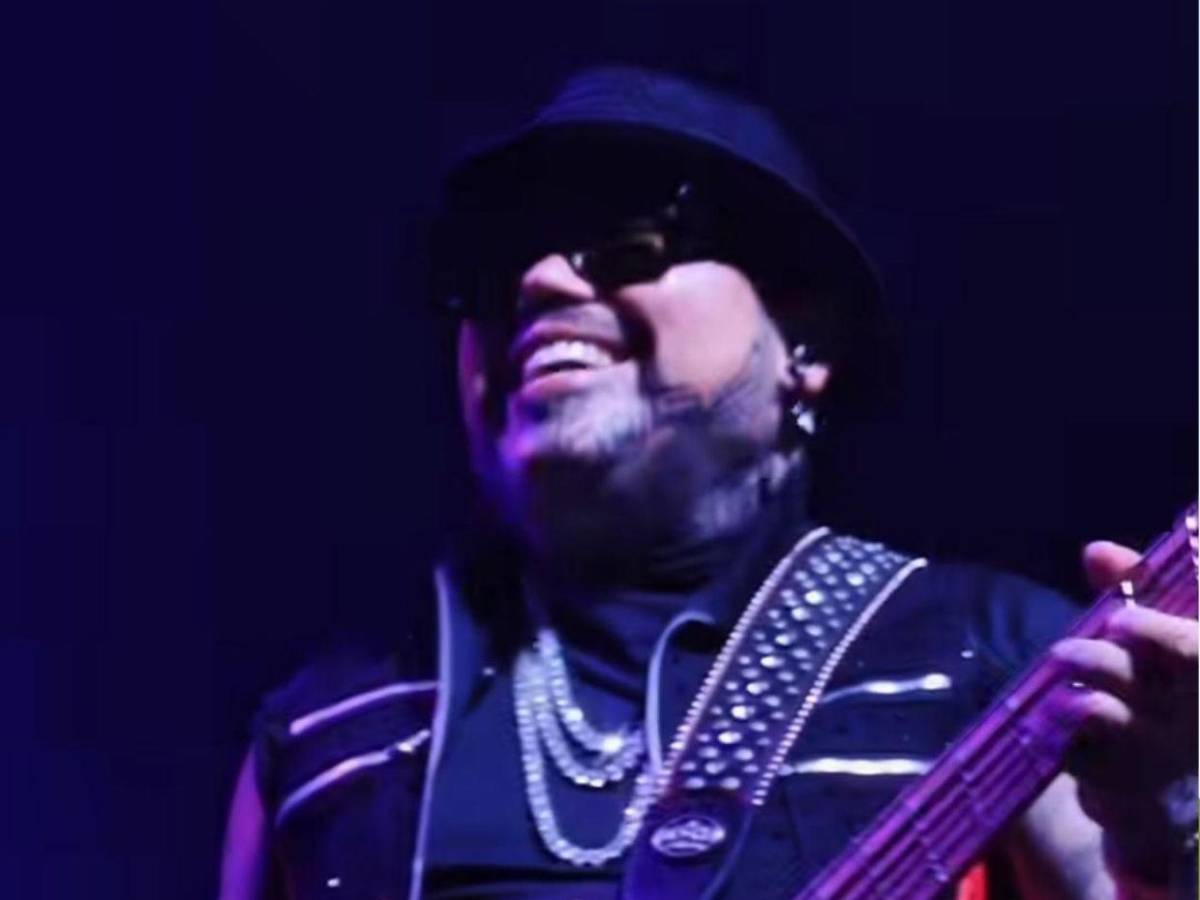 A.B. Quintanilla compara a Cazzu con Selena Quintanilla y la corona en concierto en EE UU