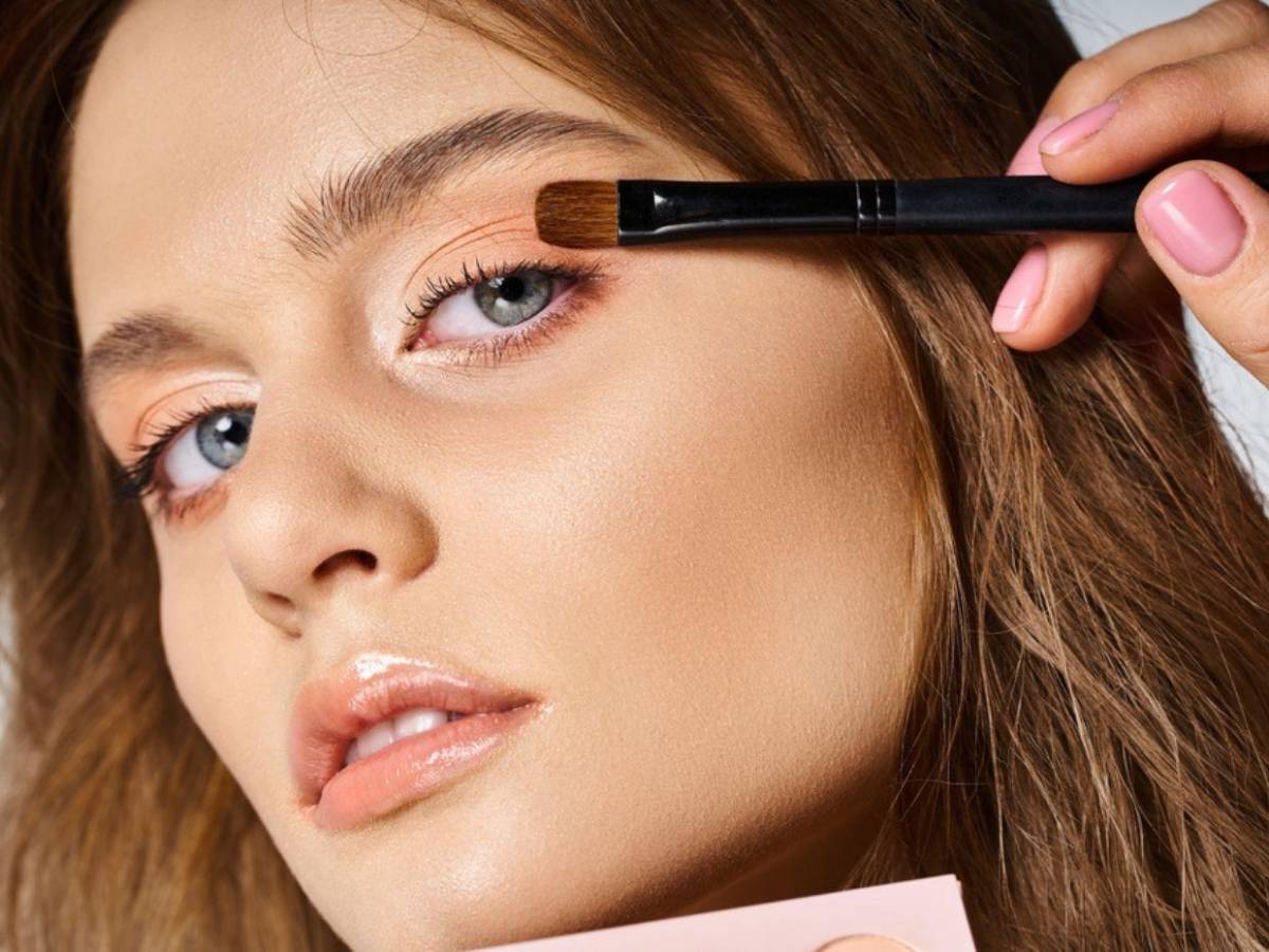 El glacial look arrasa esta Navidad 2025: cómo lograr el maquillaje más viral de la temporada