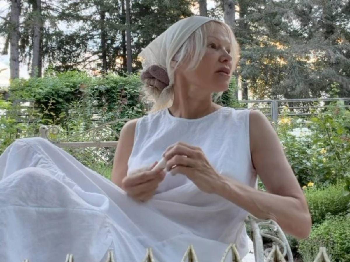 Pamela Anderson revela que le dieron diez años de vida tras contagiarse de hepatitis C