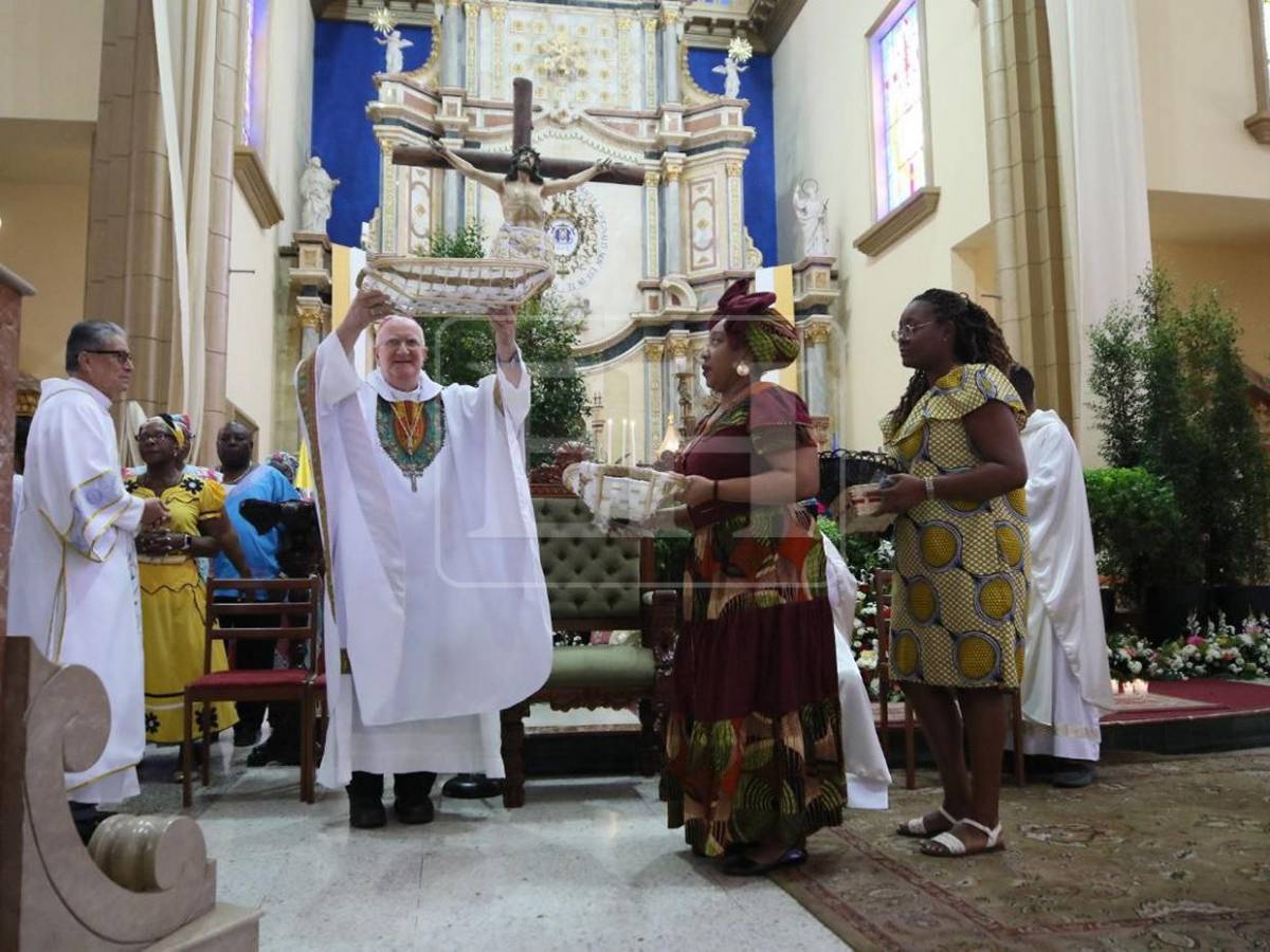Entre devoción y oraciones: fieles llenan este sábado la Basílica Menor de Suyapa