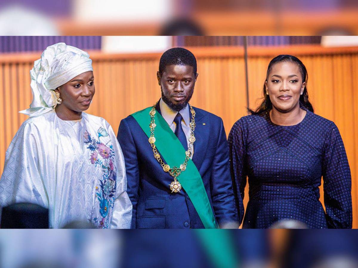 Celebró el título de Senegal en la Copa Africana junto a sus dos esposas: “Siempre están a mi lado