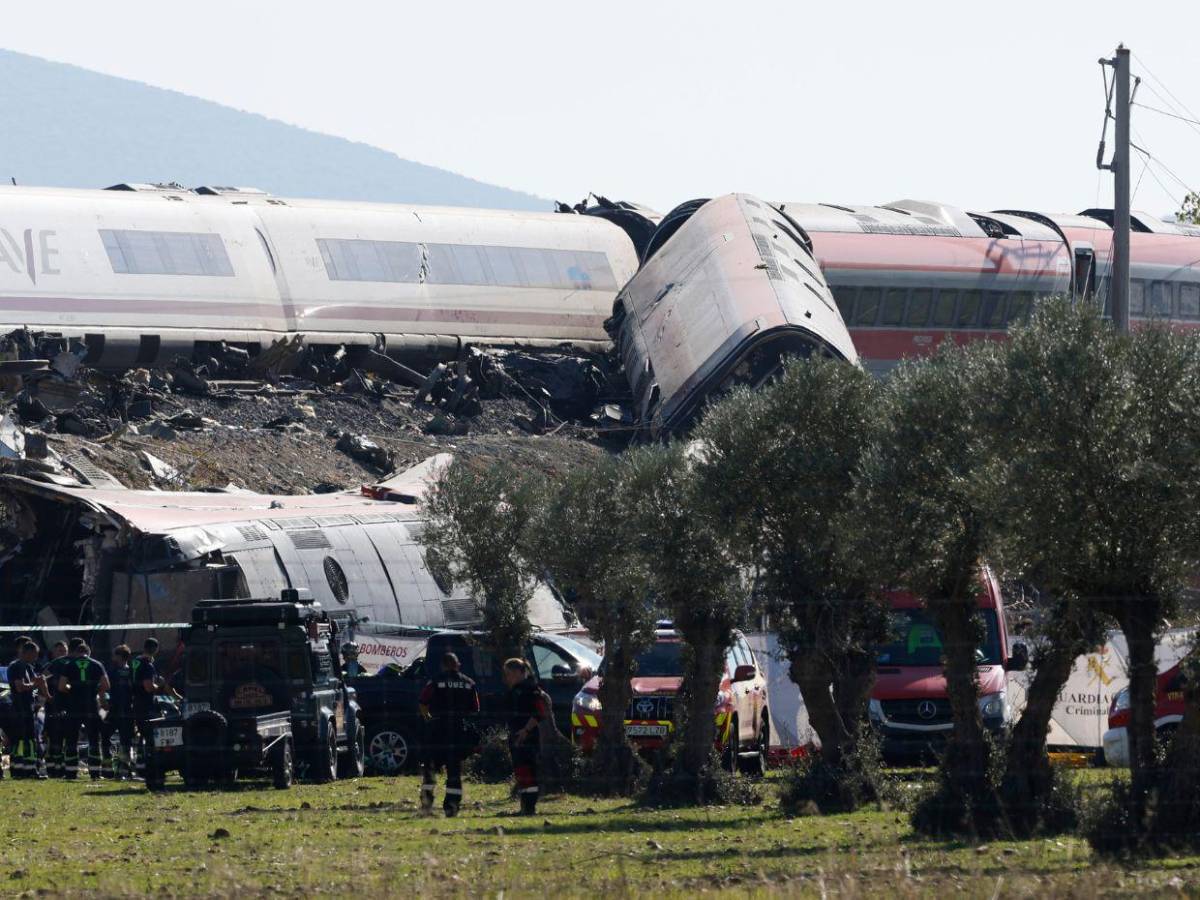 Sé que está ahí: familias mantienen la esperanza tras accidente de trenes en Toledo