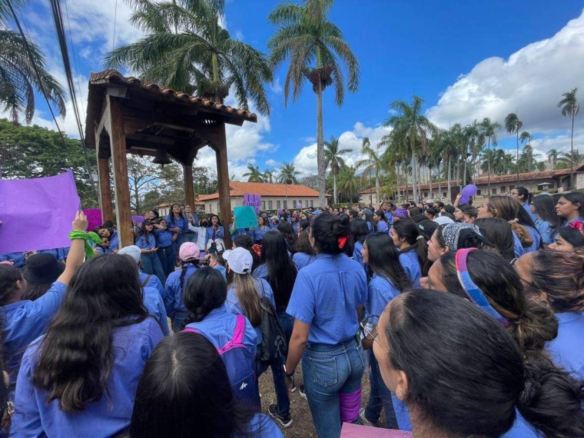 “Pedimos justicia”: con globos y pancartas estudiantes protestan en El Zamorano