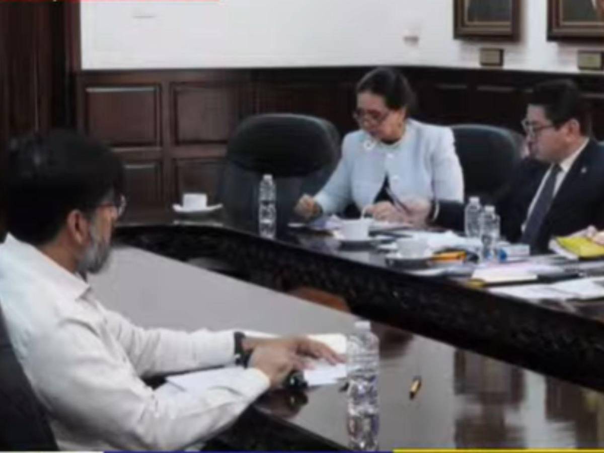 En fotos: Johel Zelaya responde ante comisión investigadora en proceso de juicio político