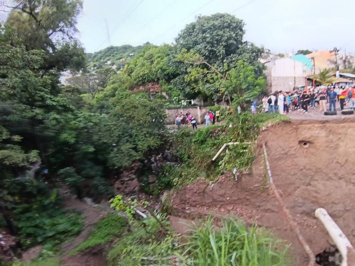 Se llevó toda la calle: así es el enorme socavón que mantiene sin paso a la Reynel Fúnez