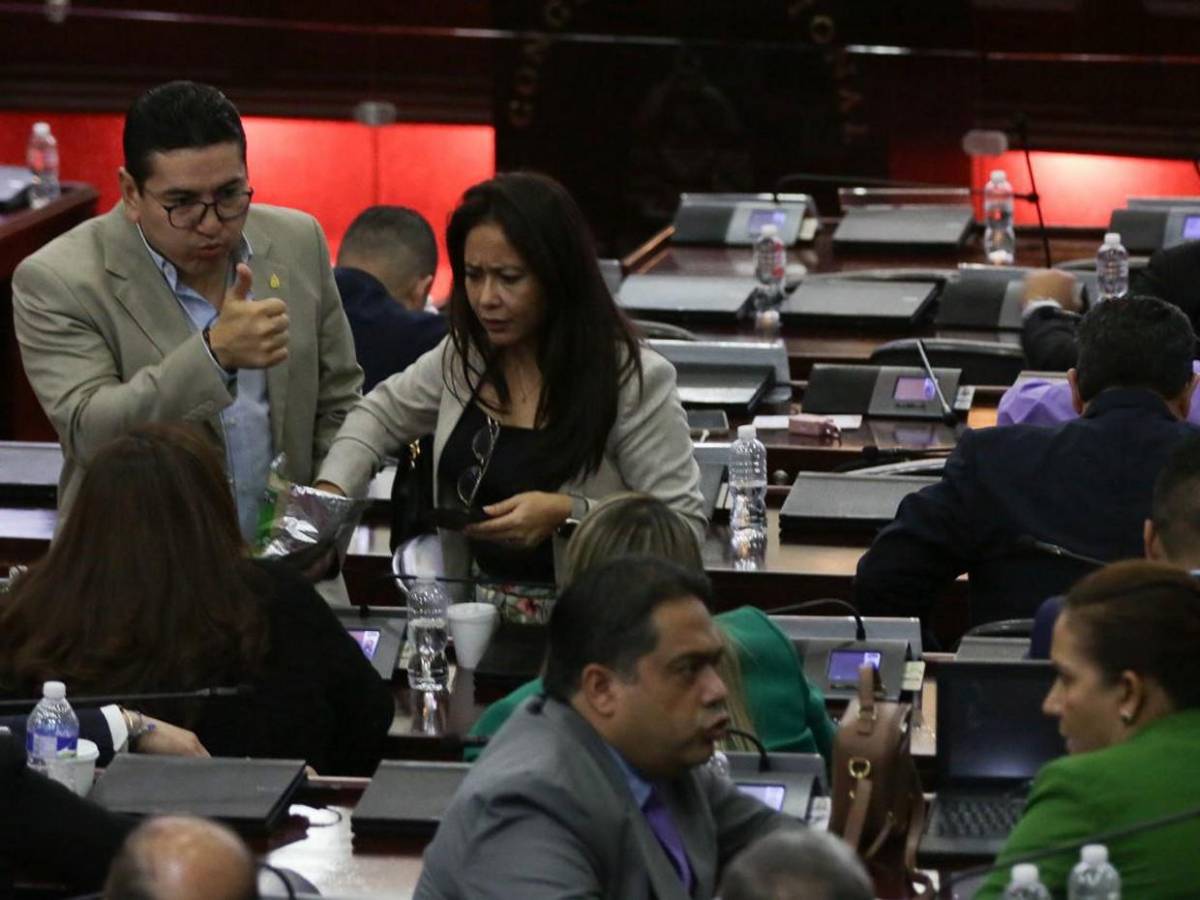 Diputados concentrados en sus propias pláticas en plena sesión legislativa