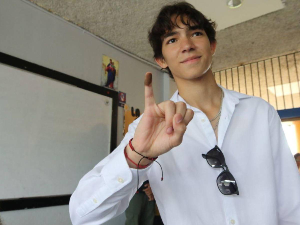 Nieto de la presidenta Xiomara Castro vota por primera vez en las elecciones generales