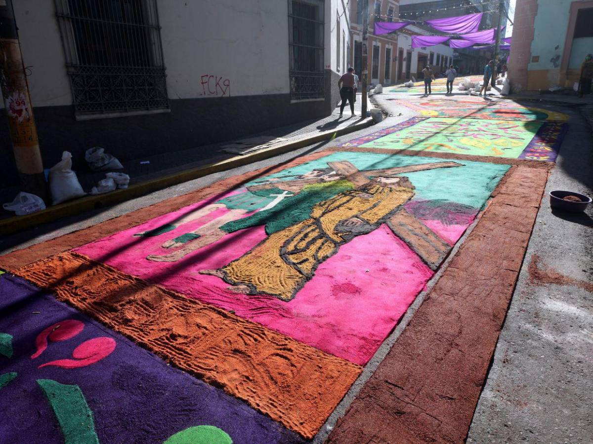 Coloridas alfombras embellecieron el centro histórico el Viernes Santo