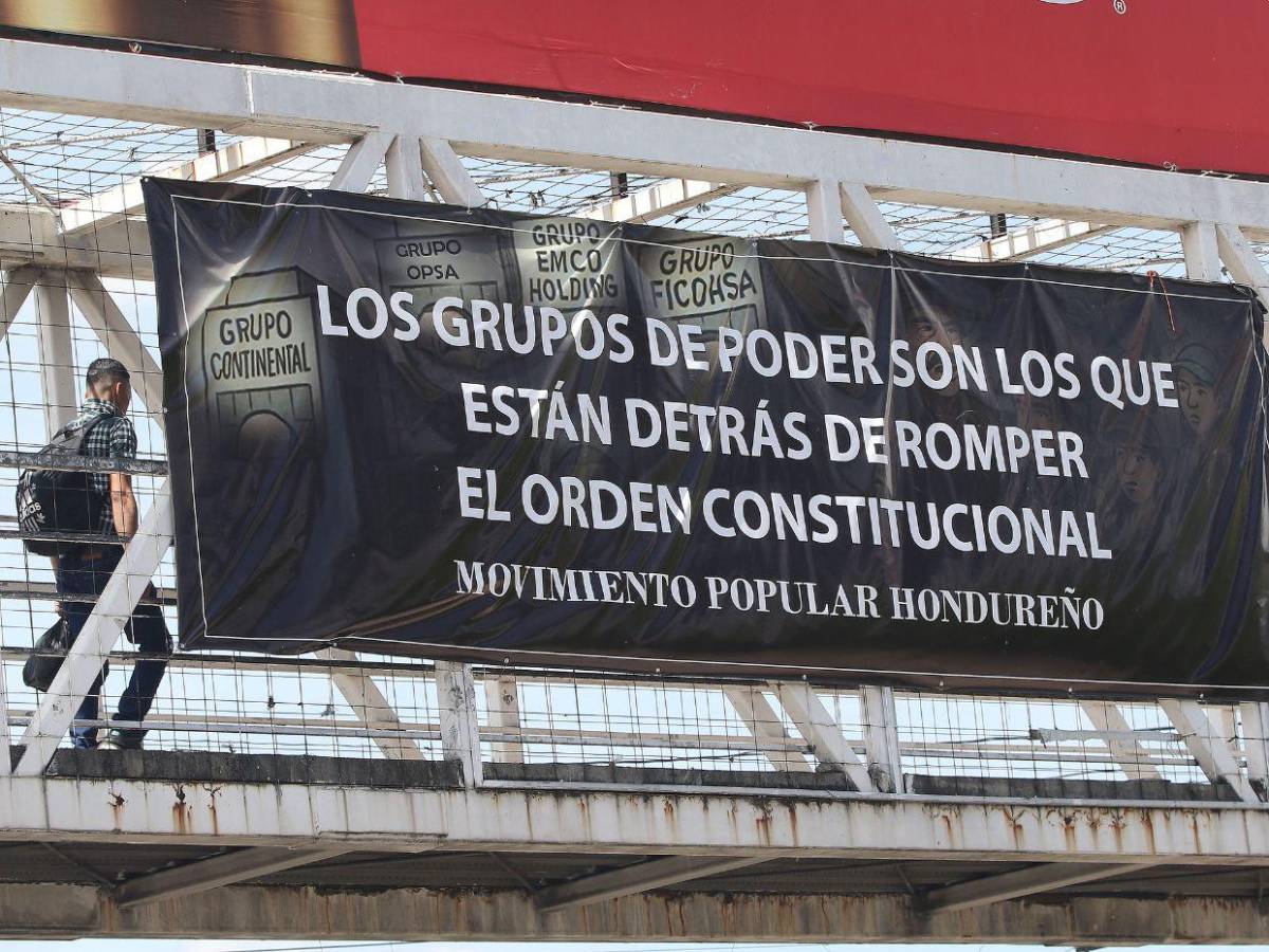 Entre ataques a las iglesias y apoyo al gobierno: las pancartas colocadas en la capital previo a la caminata