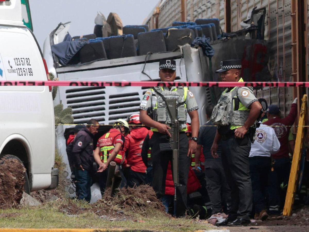 Choque mortal: ferrocarril impacta autobús de pasajeros en Atlacomulco, México